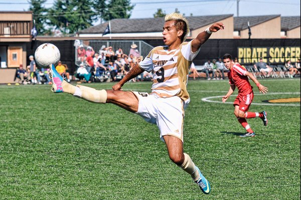 Men’s soccer: Peninsula stays perfect, powers past Pierce Coll.