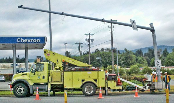 Dump truck bumps 101 traffic pole, knocks out signal