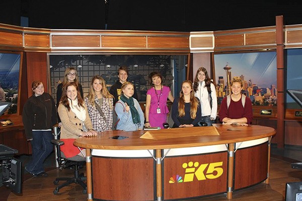 Sequim High School journalism students visit the set at the KING-5 news station in Seattle. News anchor Lori Matsukawa (center