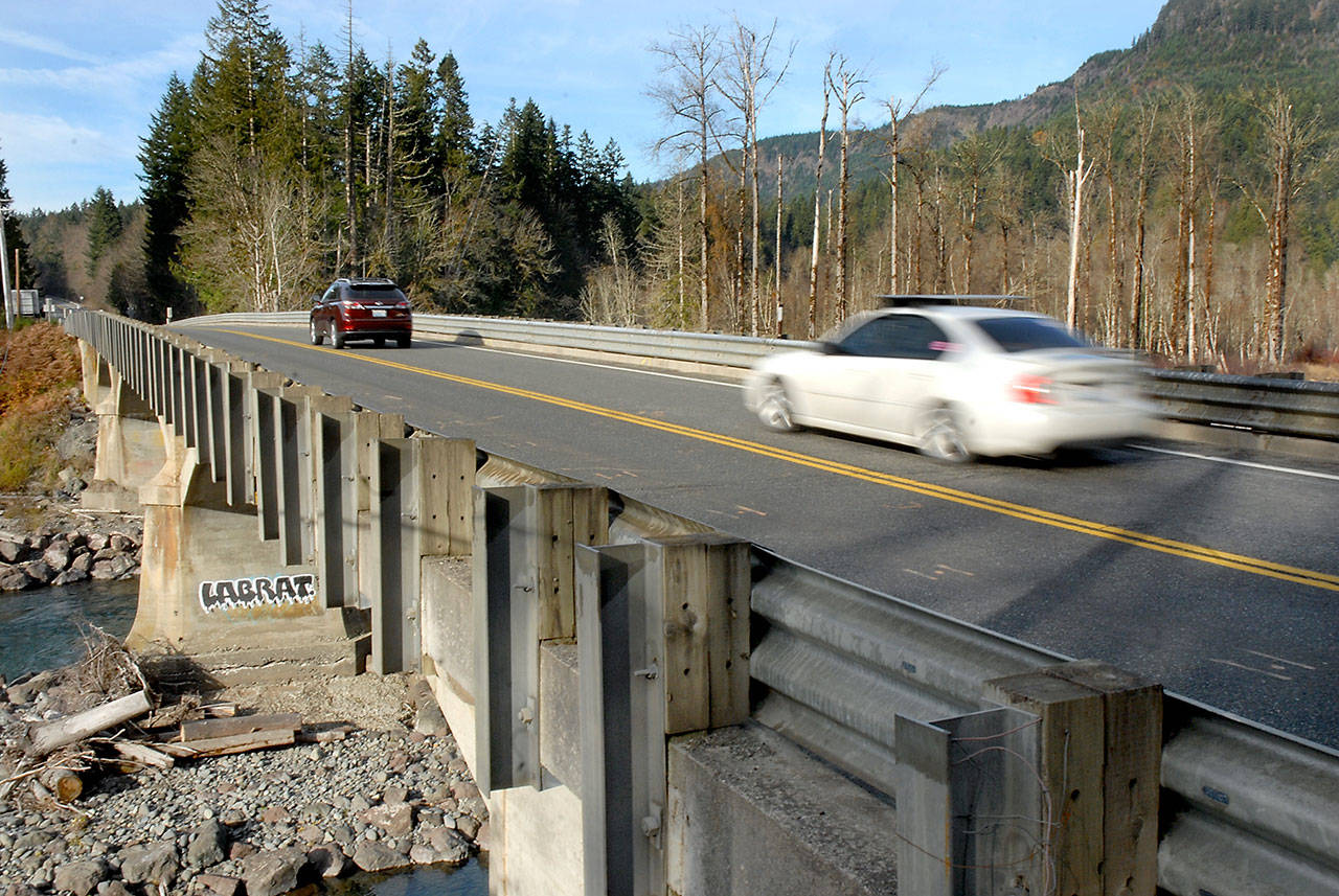 Traffic makes its way across the U.S. Highway 101 bridge over the Elwha River west of Port Angeles. Photo by Keith Thorpe/Peninsula Daily News