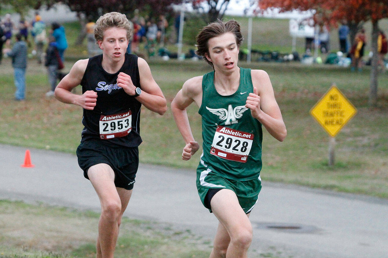 Port Angeles’ Max Baeder, right, edges Sequim’s Colby Ellefson for medalist honors at an Olympic League meet on oct. 13 at Bainbridge Island’s Battle Point Park. Photo by Mark Krulish/Kitsap News Group