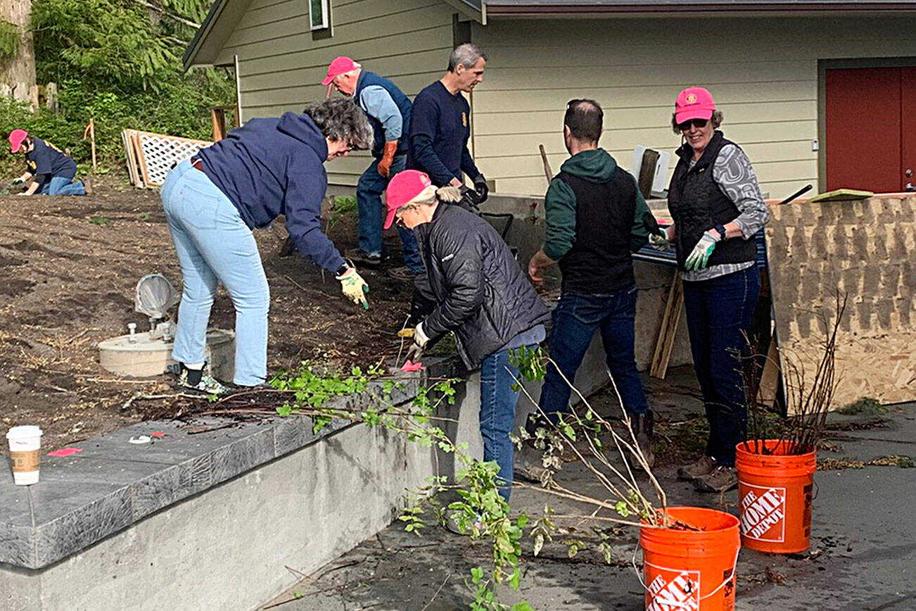 Sunrise Rotary helps Nature Center on Earth Day | Sequim Gazette