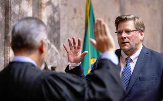 Photos courtesy Legislative Support Services
Washington state Sen. Mike Chapman, D-Port Angeles, is sworn into office Dec. 6 by Chief Justice Steven Gonzalez of the Washington Supreme Court.